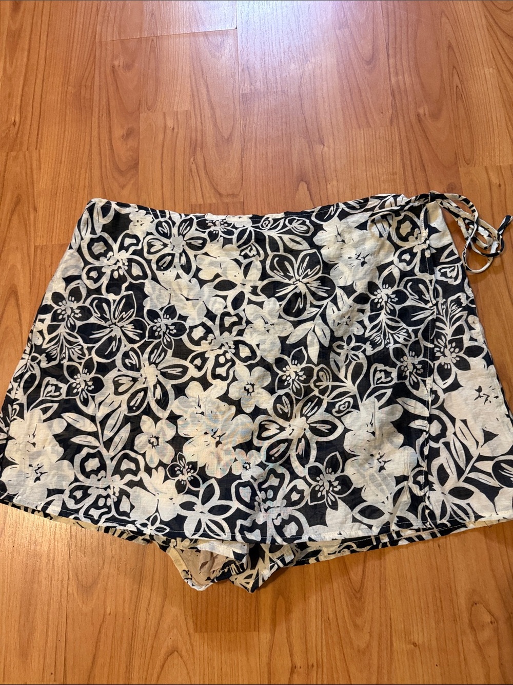 Lulu's Black & Cream Floral Wrap Skort